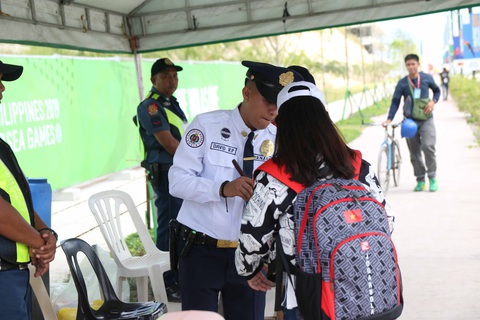 Tổ hợp thể thao tại New Clark City ngổn ngang trước ngày khai mạc SEA Games - Ảnh 2. Tổ hợp thể thao tại New Clark City ngổn ngang trước ngày khai mạc SEA Games - Ảnh 2.