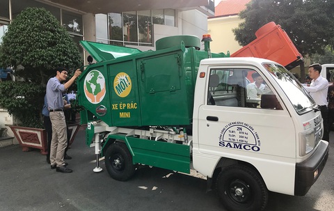 Thiếu tiền để chuyển đổi xe thu gom rác - Ảnh 1. Thiếu tiền để chuyển đổi xe thu gom rác - Ảnh 1.