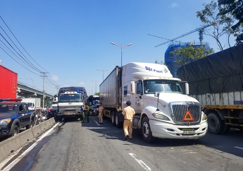 Xe container tông thẳng dòng xe đang dừng đèn đỏ trên xa lộ Hà Nội - Ảnh 1. Xe container tông thẳng dòng xe đang dừng đèn đỏ trên xa lộ Hà Nội - Ảnh 1.