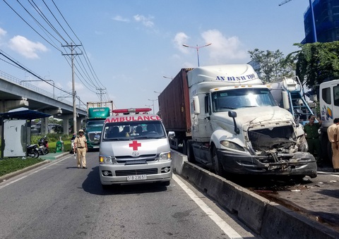Xe container tông thẳng dòng xe đang dừng đèn đỏ trên xa lộ Hà Nội - Ảnh 3. Xe container tông thẳng dòng xe đang dừng đèn đỏ trên xa lộ Hà Nội - Ảnh 3.