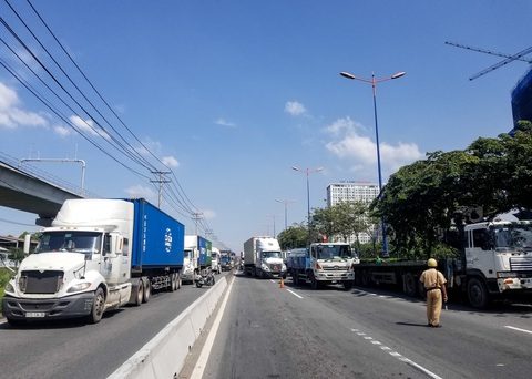 Xe container tông thẳng dòng xe đang dừng đèn đỏ trên xa lộ Hà Nội - Ảnh 4. Xe container tông thẳng dòng xe đang dừng đèn đỏ trên xa lộ Hà Nội - Ảnh 4.