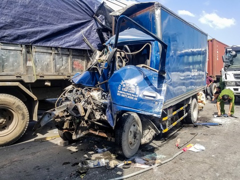 Xe container tông thẳng dòng xe đang dừng đèn đỏ trên xa lộ Hà Nội - Ảnh 2. Xe container tông thẳng dòng xe đang dừng đèn đỏ trên xa lộ Hà Nội - Ảnh 2.
