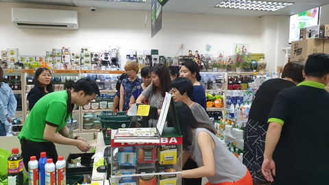Sài Gòn ngày Black Friday: xếp hàng dài trả tiền, loay hoay tìm bãi xe - Ảnh 6. Sài Gòn ngày Black Friday: xếp hàng dài trả tiền, loay hoay tìm bãi xe - Ảnh 6.