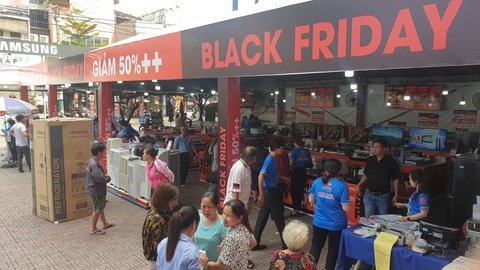 Sài Gòn ngày Black Friday: xếp hàng dài trả tiền, loay hoay tìm bãi xe - Ảnh 8. Sài Gòn ngày Black Friday: xếp hàng dài trả tiền, loay hoay tìm bãi xe - Ảnh 8.