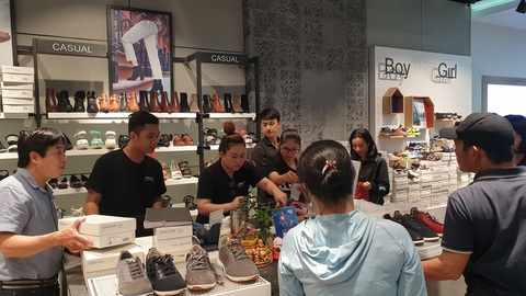 Sài Gòn ngày Black Friday: xếp hàng dài trả tiền, loay hoay tìm bãi xe - Ảnh 12. Sài Gòn ngày Black Friday: xếp hàng dài trả tiền, loay hoay tìm bãi xe - Ảnh 12.