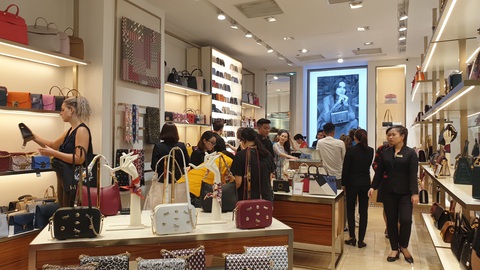 Sài Gòn ngày Black Friday: xếp hàng dài trả tiền, loay hoay tìm bãi xe - Ảnh 14. Sài Gòn ngày Black Friday: xếp hàng dài trả tiền, loay hoay tìm bãi xe - Ảnh 14.