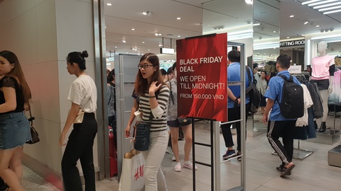 Sài Gòn ngày Black Friday: xếp hàng dài trả tiền, loay hoay tìm bãi xe - Ảnh 13. Sài Gòn ngày Black Friday: xếp hàng dài trả tiền, loay hoay tìm bãi xe - Ảnh 13.