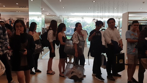 Sài Gòn ngày Black Friday: xếp hàng dài trả tiền, loay hoay tìm bãi xe - Ảnh 18. Sài Gòn ngày Black Friday: xếp hàng dài trả tiền, loay hoay tìm bãi xe - Ảnh 18.