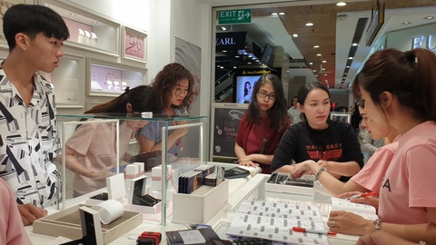Sài Gòn ngày Black Friday: xếp hàng dài trả tiền, loay hoay tìm bãi xe - Ảnh 9. Sài Gòn ngày Black Friday: xếp hàng dài trả tiền, loay hoay tìm bãi xe - Ảnh 9.