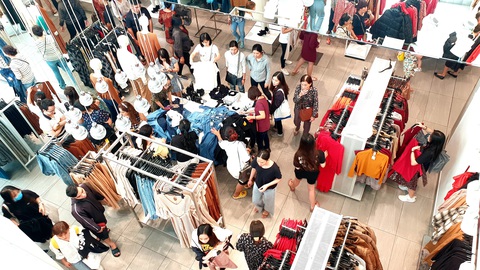 Sài Gòn ngày Black Friday: xếp hàng dài trả tiền, loay hoay tìm bãi xe - Ảnh 17. Sài Gòn ngày Black Friday: xếp hàng dài trả tiền, loay hoay tìm bãi xe - Ảnh 17.