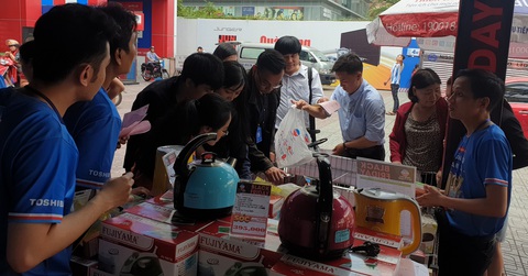 Sài Gòn ngày Black Friday: xếp hàng dài trả tiền, loay hoay tìm bãi xe - Ảnh 7. Sài Gòn ngày Black Friday: xếp hàng dài trả tiền, loay hoay tìm bãi xe - Ảnh 7.