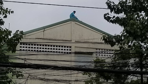 Người đàn ông trèo lên bảng chữ tầng 23 tiếp tục leo lên nóc nhà Bệnh viện Đà Nẵng - Ảnh 1. Người đàn ông trèo lên bảng chữ tầng 23 tiếp tục leo lên nóc nhà Bệnh viện Đà Nẵng - Ảnh 1.