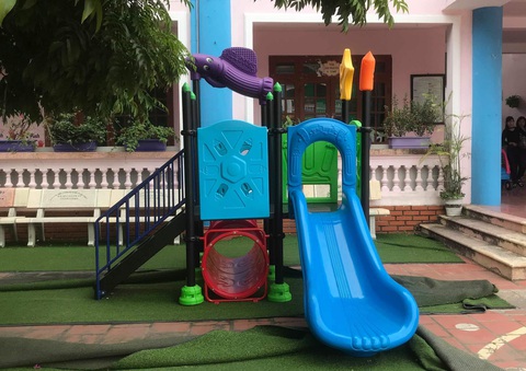 Đình chỉ 3 cô giáo vụ học sinh mầm non tử vong do kẹt cầu trượt - Ảnh 1. Đình chỉ 3 cô giáo vụ học sinh mầm non tử vong do kẹt cầu trượt - Ảnh 1.