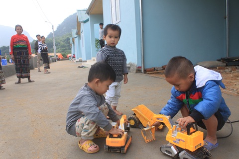 Đồng bào vùng lũ Sa Ná đã có chỗ an cư - Ảnh 4. Đồng bào vùng lũ Sa Ná đã có chỗ an cư - Ảnh 4.