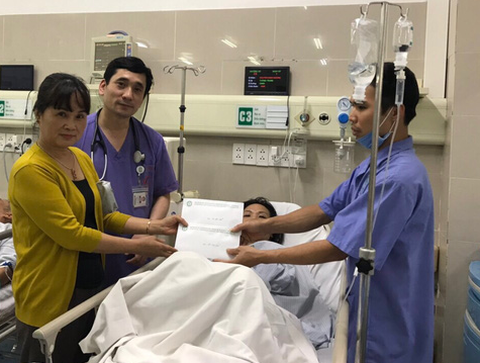 Lãnh đạo bệnh viện bảo lãnh, nữ bệnh nhân 32 tuổi nguy kịch được cứu sống - Ảnh 1. Lãnh đạo bệnh viện bảo lãnh, nữ bệnh nhân 32 tuổi nguy kịch được cứu sống - Ảnh 1.