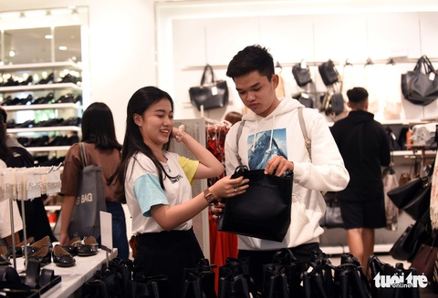 Giới trẻ Sài Gòn đổ xô đi săn hàng hiệu dịp Black Friday - Ảnh 6. Giới trẻ Sài Gòn đổ xô đi săn hàng hiệu dịp Black Friday - Ảnh 6.