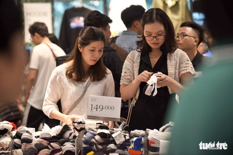Giới trẻ Sài Gòn đổ xô đi săn hàng hiệu dịp Black Friday - Ảnh 8. Giới trẻ Sài Gòn đổ xô đi săn hàng hiệu dịp Black Friday - Ảnh 8.