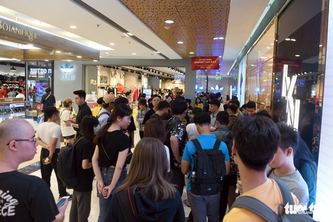 Giới trẻ Sài Gòn đổ xô đi săn hàng hiệu dịp Black Friday - Ảnh 7. Giới trẻ Sài Gòn đổ xô đi săn hàng hiệu dịp Black Friday - Ảnh 7.