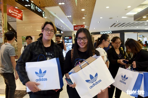 Giới trẻ Sài Gòn đổ xô đi săn hàng hiệu dịp Black Friday - Ảnh 9. Giới trẻ Sài Gòn đổ xô đi săn hàng hiệu dịp Black Friday - Ảnh 9.