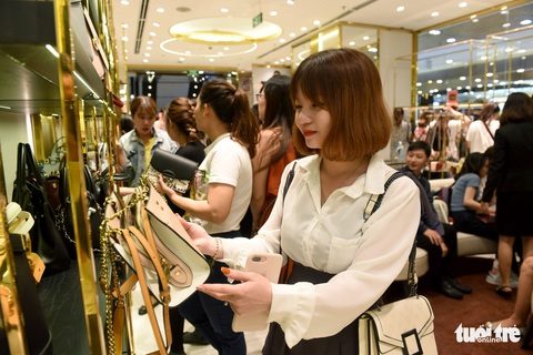 Giới trẻ Sài Gòn đổ xô đi săn hàng hiệu dịp Black Friday - Ảnh 11. Giới trẻ Sài Gòn đổ xô đi săn hàng hiệu dịp Black Friday - Ảnh 11.