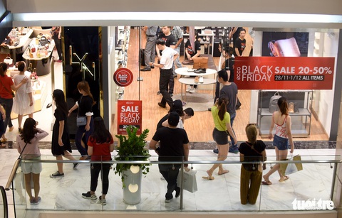 Giới trẻ Sài Gòn đổ xô đi săn hàng hiệu dịp Black Friday - Ảnh 13. Giới trẻ Sài Gòn đổ xô đi săn hàng hiệu dịp Black Friday - Ảnh 13.