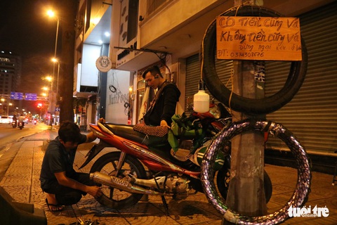Sài Gòn dễ thương: Có tiền cũng vá, không tiền cũng vá xe - Ảnh 2. Sài Gòn dễ thương: Có tiền cũng vá, không tiền cũng vá xe - Ảnh 2.