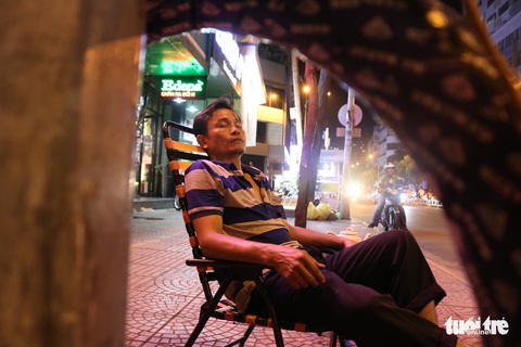 Sài Gòn dễ thương: Có tiền cũng vá, không tiền cũng vá xe - Ảnh 6. Sài Gòn dễ thương: Có tiền cũng vá, không tiền cũng vá xe - Ảnh 6.