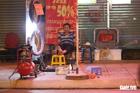 Sài Gòn dễ thương: Có tiền cũng vá, không tiền cũng vá xe - Ảnh 5. Sài Gòn dễ thương: Có tiền cũng vá, không tiền cũng vá xe - Ảnh 5.
