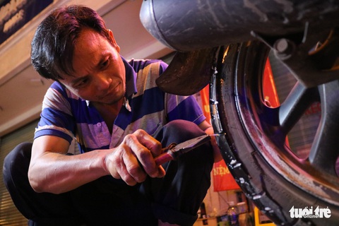 Sài Gòn dễ thương: Có tiền cũng vá, không tiền cũng vá xe - Ảnh 4. Sài Gòn dễ thương: Có tiền cũng vá, không tiền cũng vá xe - Ảnh 4.