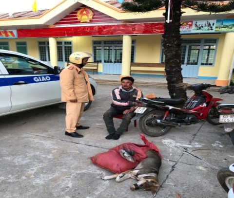 Trộm chó chống trả CSGT bằng bột ớt và gậy chích điện - Ảnh 1. Trộm chó chống trả CSGT bằng bột ớt và gậy chích điện - Ảnh 1.