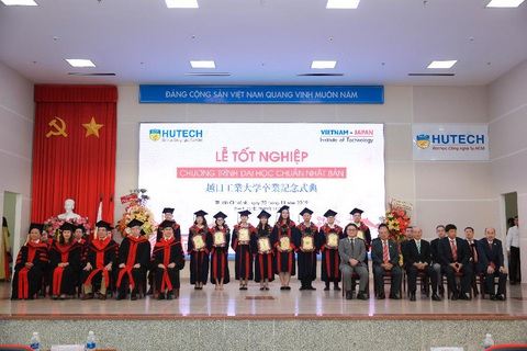 Long trọng lễ tốt nghiệp khóa đầu tiên chương trình Đại học theo chuẩn Nhật Bản - Ảnh 1. Long trọng lễ tốt nghiệp khóa đầu tiên chương trình Đại học theo chuẩn Nhật Bản - Ảnh 1.