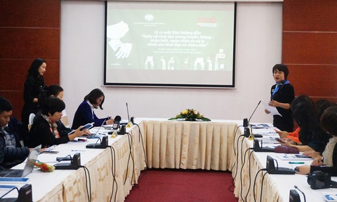 Ra mắt sách hướng dẫn ngăn chặn, xử lý quấy rối tình dục trong truyền thông - Ảnh 1. Ra mắt sách hướng dẫn ngăn chặn, xử lý quấy rối tình dục trong truyền thông - Ảnh 1.