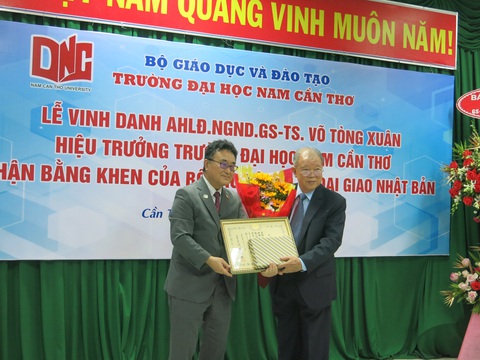 Bộ Ngoại giao Nhật Bản vinh danh GS.TS Võ Tòng Xuân - Ảnh 1. Bộ Ngoại giao Nhật Bản vinh danh GS.TS Võ Tòng Xuân - Ảnh 1.
