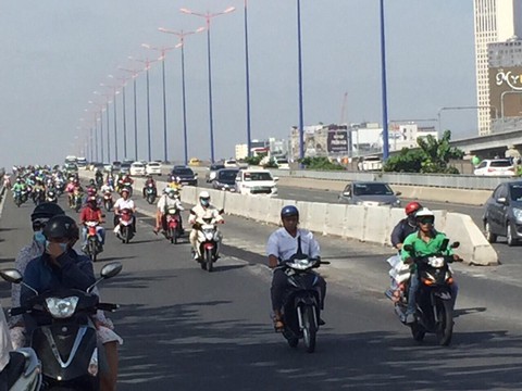 TP.HCM mở rộng làn đường dành cho xe máy trên cầu Sài Gòn - Ảnh 2. TP.HCM mở rộng làn đường dành cho xe máy trên cầu Sài Gòn - Ảnh 2.