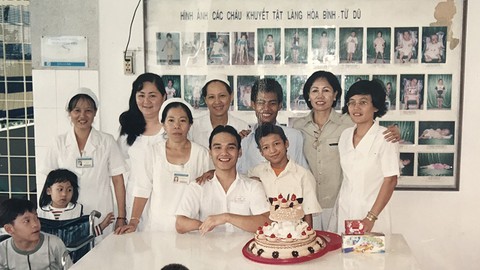 Mặt trời lúc nửa đêm - Kỳ 2: Học cầm bút - Ảnh 2. Mặt trời lúc nửa đêm - Kỳ 2: Học cầm bút - Ảnh 2.