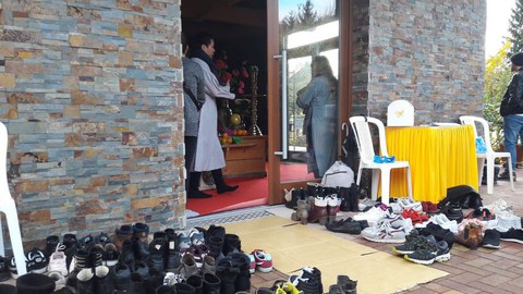 Người Pháp đến chùa cầu siêu cho cô gái gốc Việt bị sát hại - Ảnh 2. Người Pháp đến chùa cầu siêu cho cô gái gốc Việt bị sát hại - Ảnh 2.