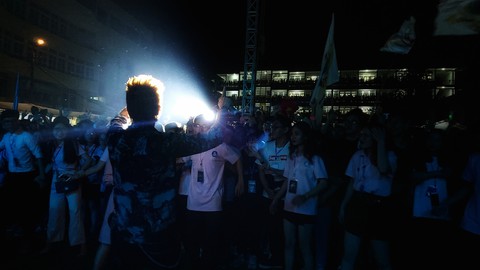 Hàng ngàn sinh viên chào đón tân binh cùng hoàng tử mưa Trung Quân Idol - Ảnh 7. Hàng ngàn sinh viên chào đón tân binh cùng hoàng tử mưa Trung Quân Idol - Ảnh 7.