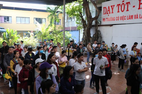 Đổi rác lấy cây, gom hơn 5 tấn rác - Ảnh 5. Đổi rác lấy cây, gom hơn 5 tấn rác - Ảnh 5.