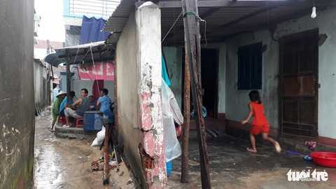 Sau bão số 5, dân Nhơn Hải nơm nớp sống trong những ngôi nhà sắp sập - Ảnh 7. Sau bão số 5, dân Nhơn Hải nơm nớp sống trong những ngôi nhà sắp sập - Ảnh 7.