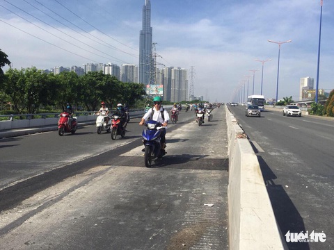 TP.HCM mở rộng làn đường dành cho xe máy trên cầu Sài Gòn - Ảnh 1. TP.HCM mở rộng làn đường dành cho xe máy trên cầu Sài Gòn - Ảnh 1.