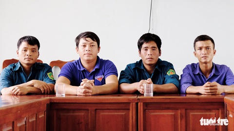 Lập cầu người, lao sông cứu người trong lũ - Ảnh 1. Lập cầu người, lao sông cứu người trong lũ - Ảnh 1.