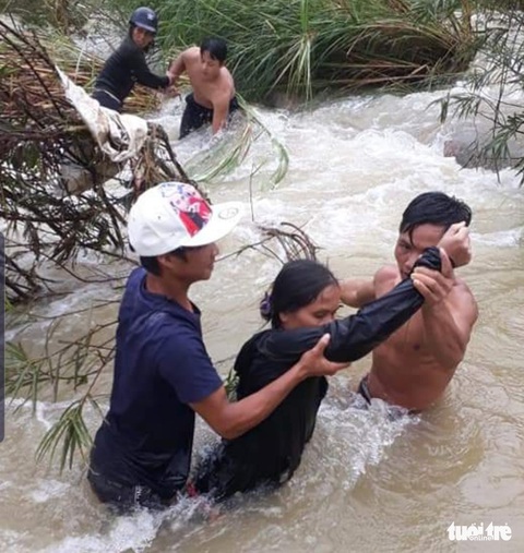 Lập cầu người, lao sông cứu người trong lũ - Ảnh 2. Lập cầu người, lao sông cứu người trong lũ - Ảnh 2.
