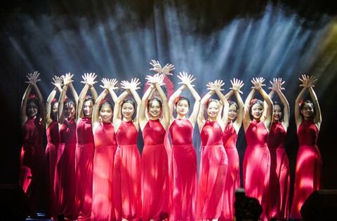 Hàng ngàn sinh viên chào đón tân binh cùng hoàng tử mưa Trung Quân Idol - Ảnh 3. Hàng ngàn sinh viên chào đón tân binh cùng hoàng tử mưa Trung Quân Idol - Ảnh 3.