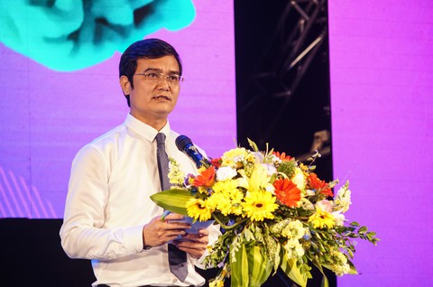Hàng ngàn sinh viên chào đón tân binh cùng hoàng tử mưa Trung Quân Idol - Ảnh 2. Hàng ngàn sinh viên chào đón tân binh cùng hoàng tử mưa Trung Quân Idol - Ảnh 2.