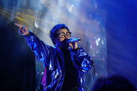 Hàng ngàn sinh viên chào đón tân binh cùng hoàng tử mưa Trung Quân Idol - Ảnh 6. Hàng ngàn sinh viên chào đón tân binh cùng hoàng tử mưa Trung Quân Idol - Ảnh 6.