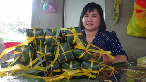 Vợ chồng thầy giáo bán nhang, bán bánh mua sách tặng học trò nghèo - Ảnh 2. Vợ chồng thầy giáo bán nhang, bán bánh mua sách tặng học trò nghèo - Ảnh 2.