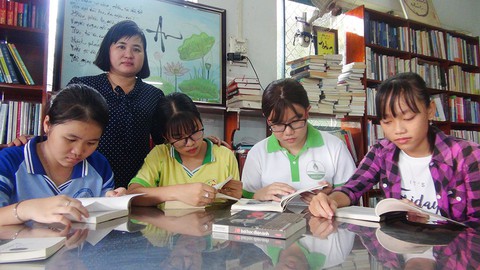 Vợ chồng thầy giáo bán nhang, bán bánh mua sách tặng học trò nghèo - Ảnh 1. Vợ chồng thầy giáo bán nhang, bán bánh mua sách tặng học trò nghèo - Ảnh 1.