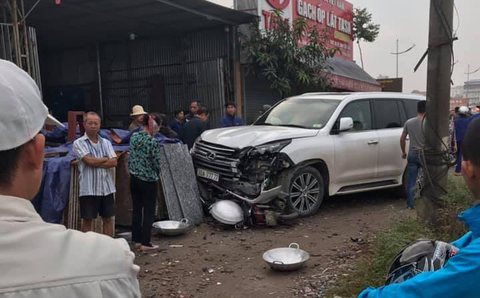 Va chạm xe Lexus biển ngũ quý 7, người phụ nữ đi xe máy tử vong - Ảnh 1. Va chạm xe Lexus biển ngũ quý 7, người phụ nữ đi xe máy tử vong - Ảnh 1.
