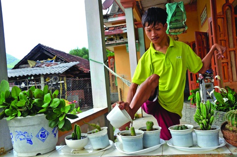 Giấc mơ làm kỹ sư công nghệ của chàng trai viết chữ bằng chân - Ảnh 1. Giấc mơ làm kỹ sư công nghệ của chàng trai viết chữ bằng chân - Ảnh 1.