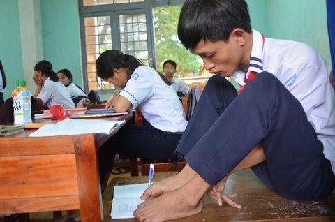 Giấc mơ làm kỹ sư công nghệ của chàng trai viết chữ bằng chân - Ảnh 3. Giấc mơ làm kỹ sư công nghệ của chàng trai viết chữ bằng chân - Ảnh 3.